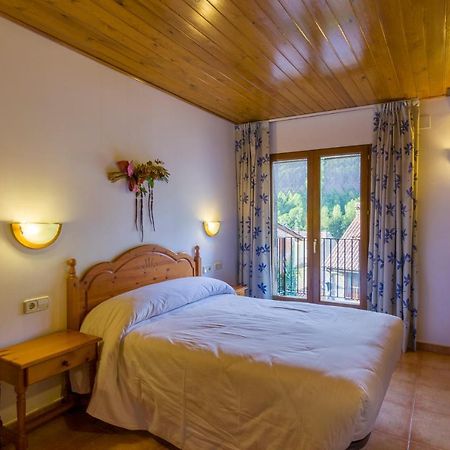 Hostal Cal Mestre Vilallonga de Ter Exterior photo