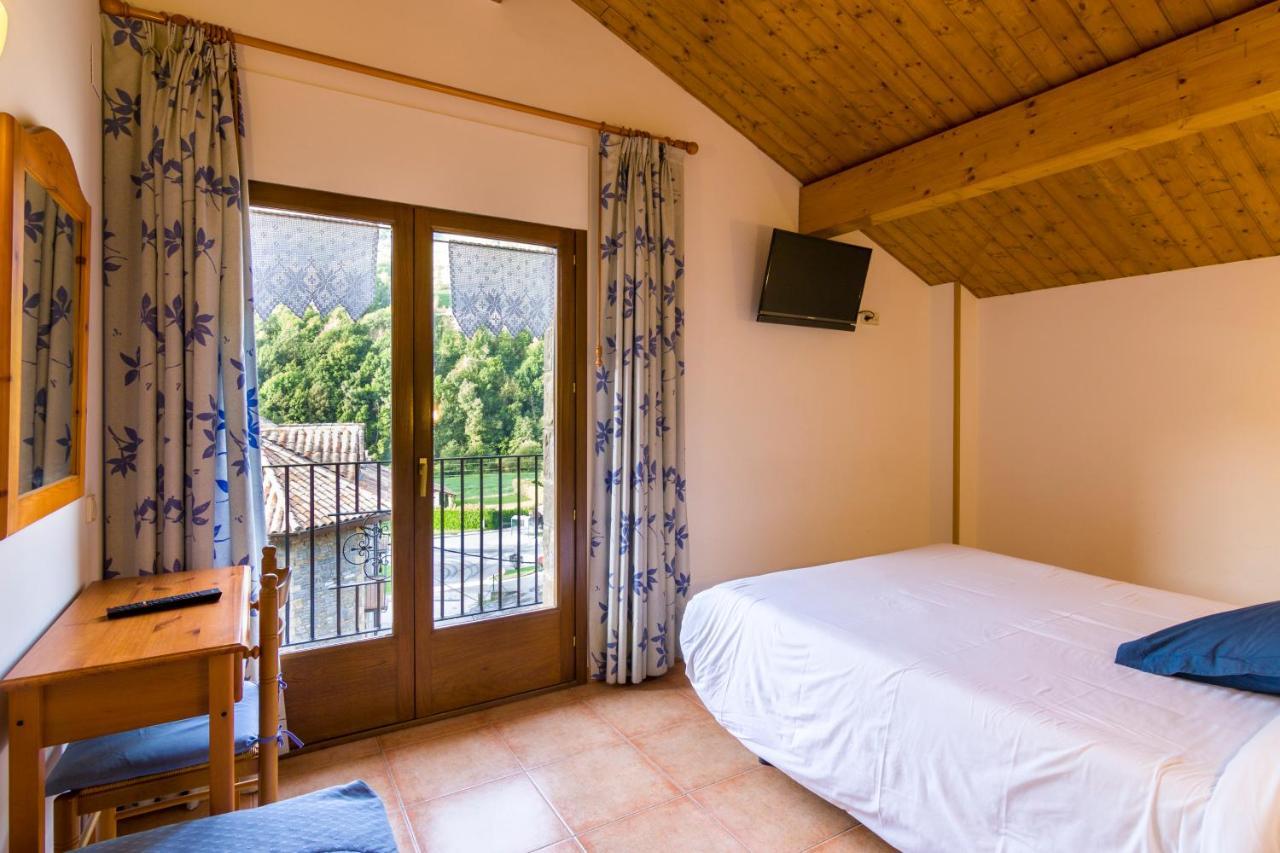 Hostal Cal Mestre Vilallonga de Ter Exterior photo