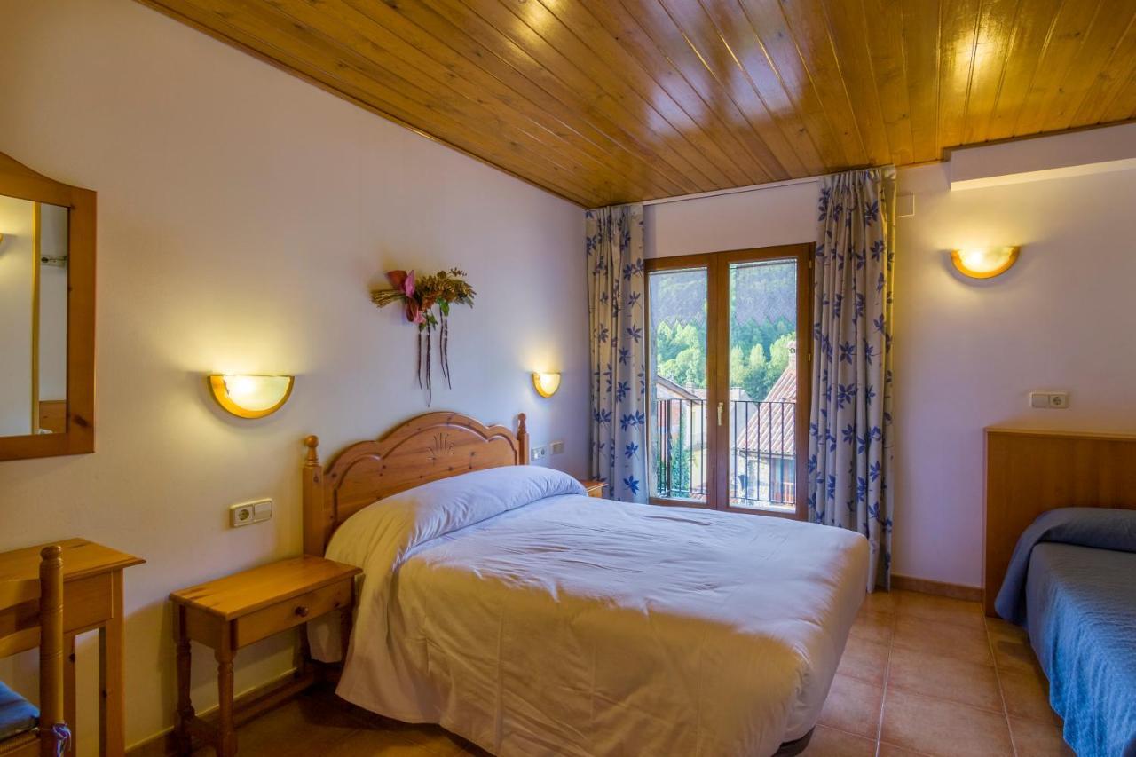 Hostal Cal Mestre Vilallonga de Ter Exterior photo