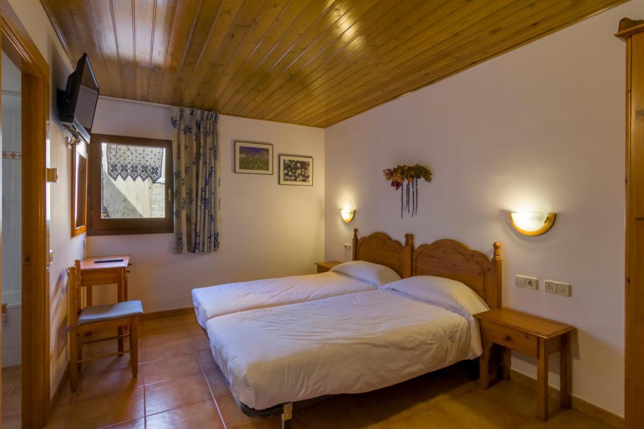Hostal Cal Mestre Vilallonga de Ter Exterior photo
