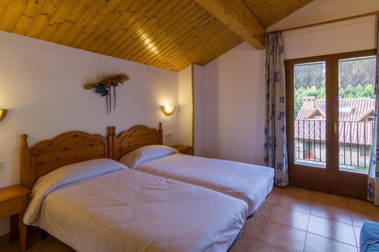 Hostal Cal Mestre Vilallonga de Ter Exterior photo