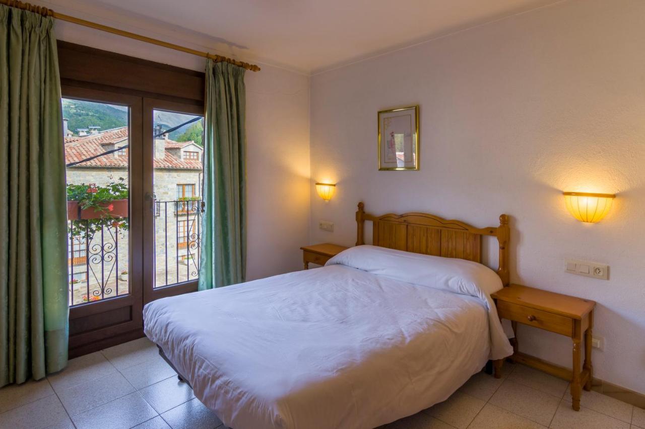 Hostal Cal Mestre Vilallonga de Ter Exterior photo