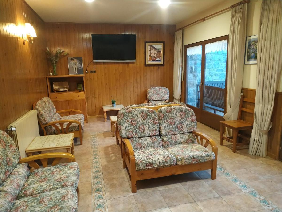 Hostal Cal Mestre Vilallonga de Ter Exterior photo