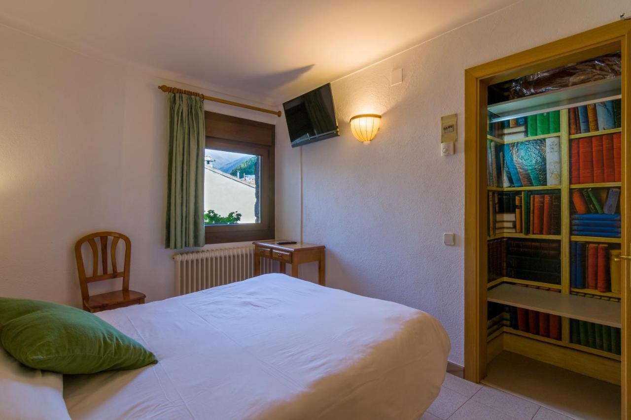Hostal Cal Mestre Vilallonga de Ter Exterior photo