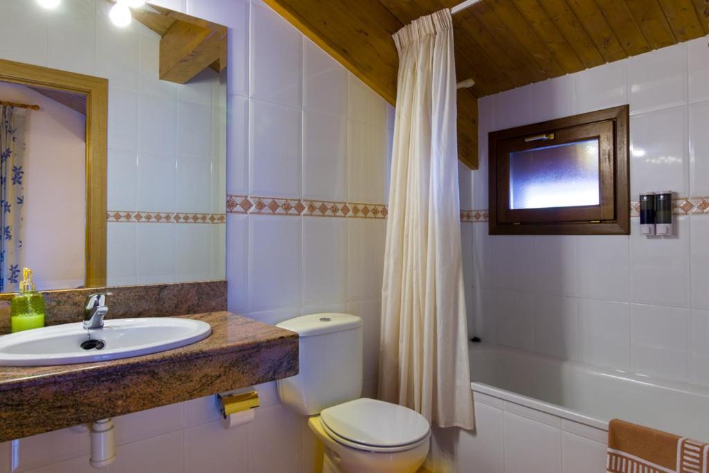 Hostal Cal Mestre Vilallonga de Ter Exterior photo